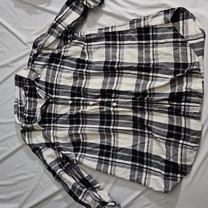 Black and white old navy flannel 1x